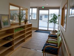 明るいエントランスの風景