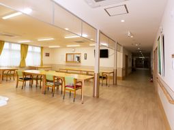 共有スペースの広々とした廊下