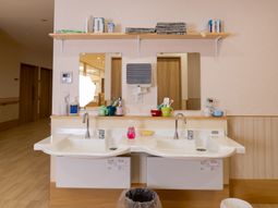 清潔な洗面台と棚