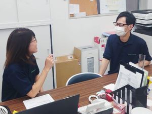 事務作業の相談風景  