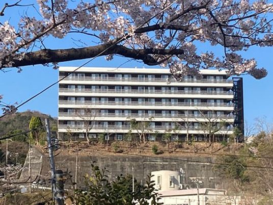 桜越しの施設外観  