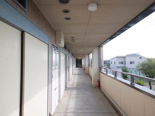 清潔な廊下の様子 廊下 広々とした廊下は日当たりが良く、清掃が行き届いています。通行にも余裕があり、快適な環境をご提供します。