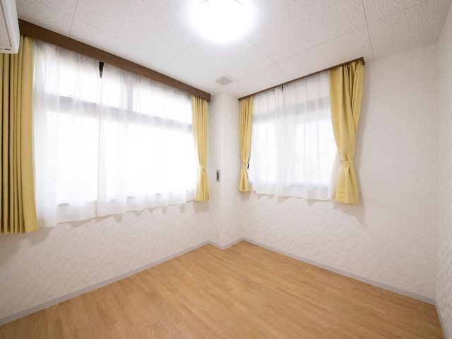 ゆったり洋室の一角 居室 広々とした清潔感あふれる居室です。明るい光が差し込む窓辺で、安らぎの時間をお過ごしいただけます。