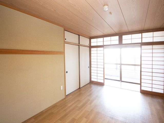 和室の居室の様子 フローリング床 木の温もりを感じる居室で、ゆったりと個人の時間を過ごせます。床の間もあり、自分らしい空間を演出できる造りになっています。