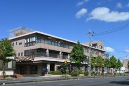 明るい施設の外観