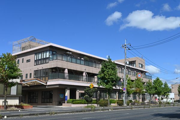 明るい施設の外観