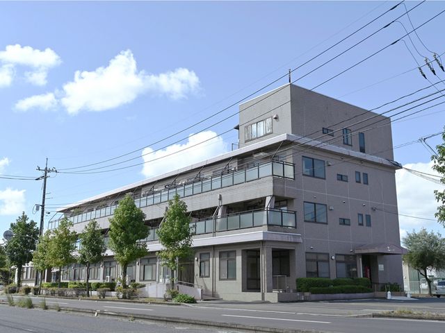 広々した外観の建物 外観 広くて清潔感のある建物前は、通りに面していてアクセスも便利です。ゆったりとした空間が、新しい職場として快適な環境を提供してくれそうです。
