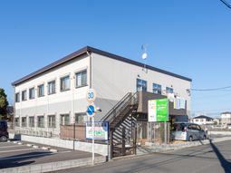 駐車場付き建物外観