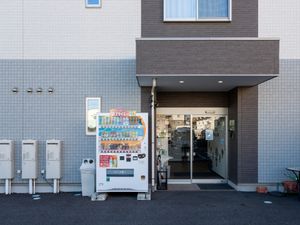 入口と自販機の外観
