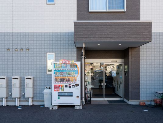 入口と自販機の外観