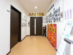 掲示物が並ぶ廊下