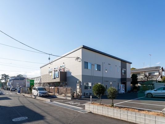 駐車場付きの建物外観