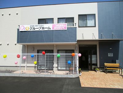 青い壁の建物とエントランス