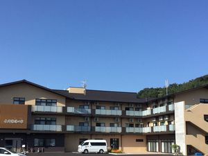 外観の三階建て建物  