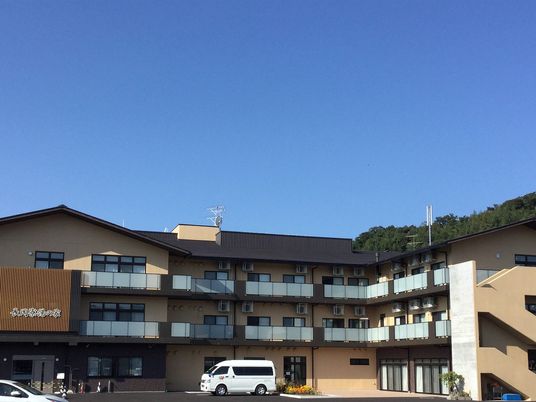 外観の三階建て建物  