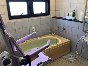浴槽と手すりのある浴室  