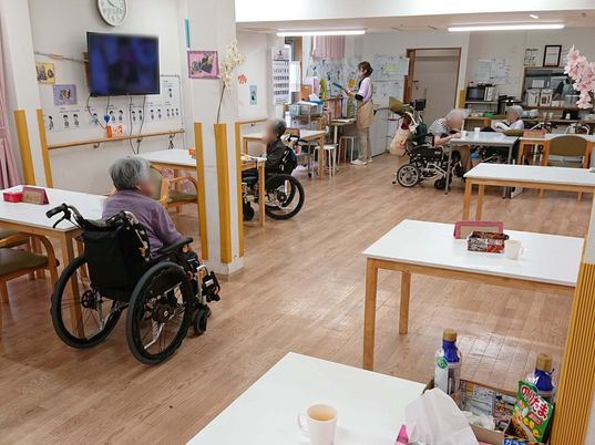 活動中の複数の高齢者
