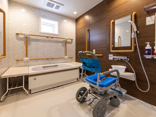 バリアフリー設計の浴室