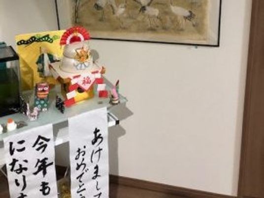 正月飾りの棚がある室内の壁際  