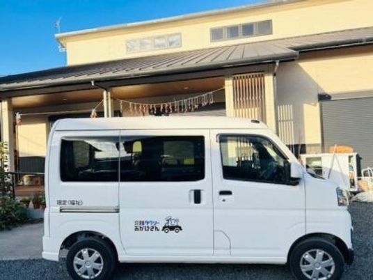 送迎車と建物外観  