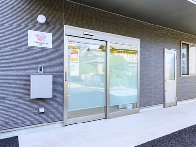 明るいエントランスの全景