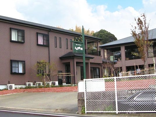 落ち着いた外観の建物  