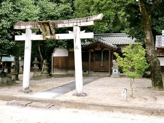 神社の鳥居と建物