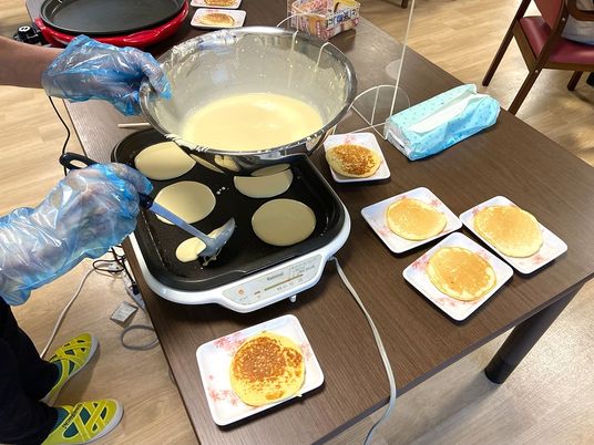 手作りパンケーキの調理風景
