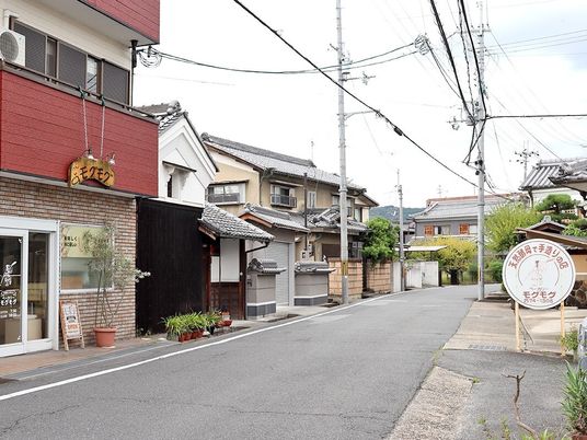 街並みと施設の外観