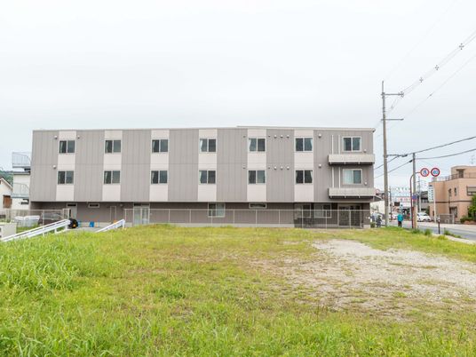 落ち着いた建物の外観