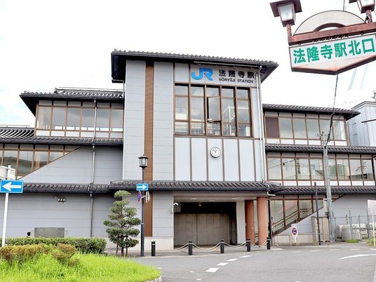 駅前の落ち着いた外観