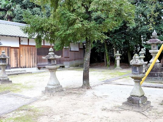 石灯籠のある和風庭園