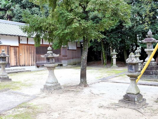 石灯籠のある和風庭園