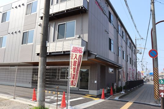 新築そうな建物の外観