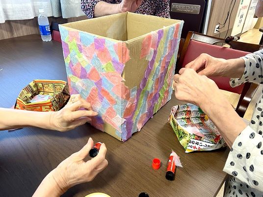 手工芸活動中の居室
