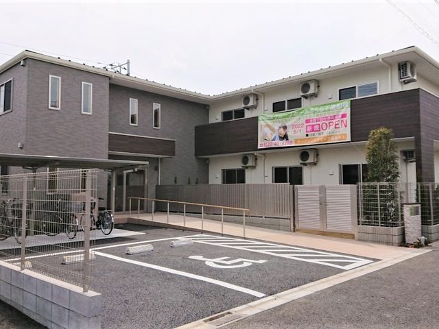 新しい建物の外観 外観 清潔でモダンな建物が迎える、新たな就業の地です。快適に過ごせるよう配慮された設計が特長です。