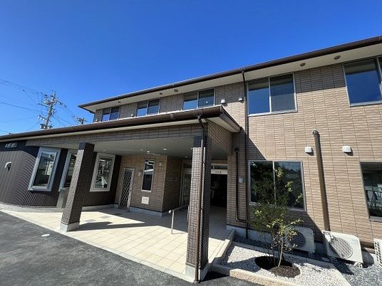 落ち着いた雰囲気のエントランス外観