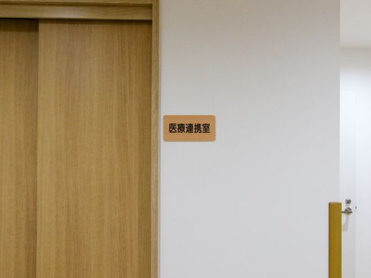 木目の閉じた扉と案内板