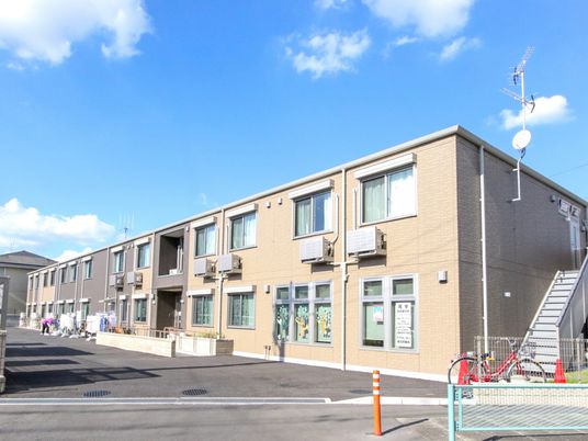 明るい天気の居室外観