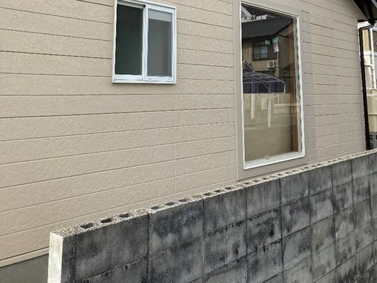 ベージュ外壁の窓 外観  