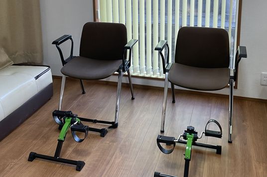運動機器付きの椅子の部屋