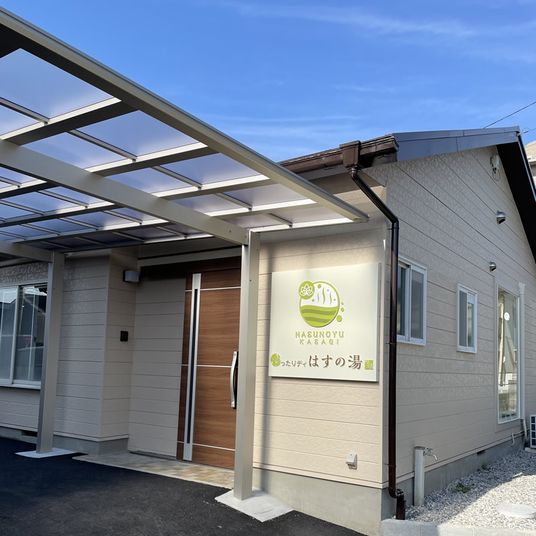 看板のある建物入口