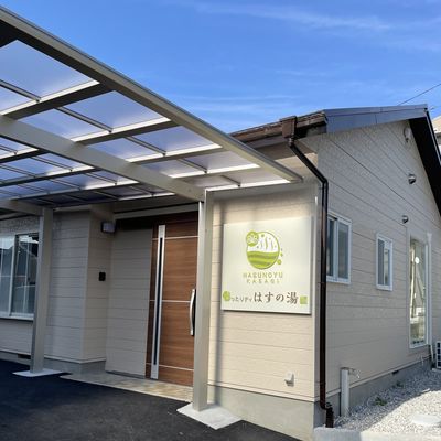 看板のある建物入口