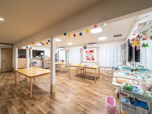 多彩な飾り付けの食堂