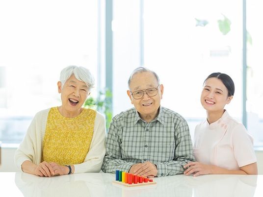 笑顔の高齢者とスタッフ