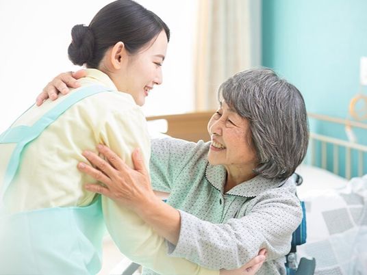 介護者と笑顔の高齢者