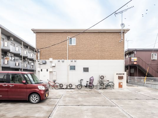 建物の駐車場とエントランス