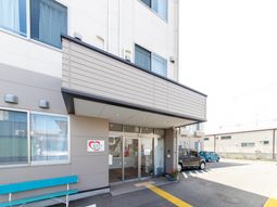 明るい建物の玄関外観  