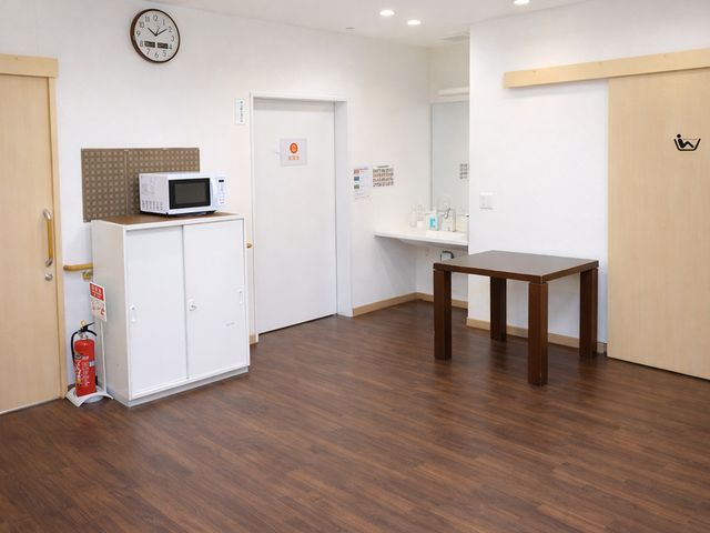 洗面台とダイニング ダイニングルーム   自然光が差し込む、シンプルで機能的な空間です。快適な環境でリラックスして過ごせます。