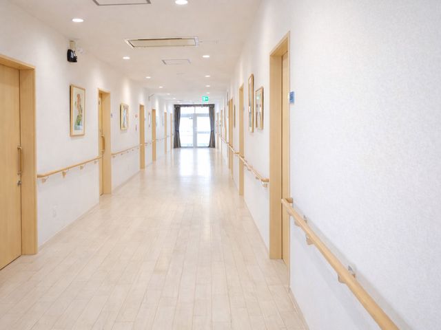 広々とした廊下 廊下 自然光で明るく、手すり付きの廊下です。安全に移動しやすい空間を確保しています。